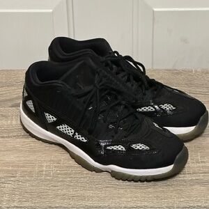 Air Jordan 11 Retro IE Low Black White Men’s Size 10.5‎